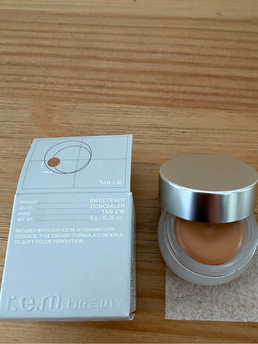 r.e.m. beauty Sweetener Concealer - Tan 3W